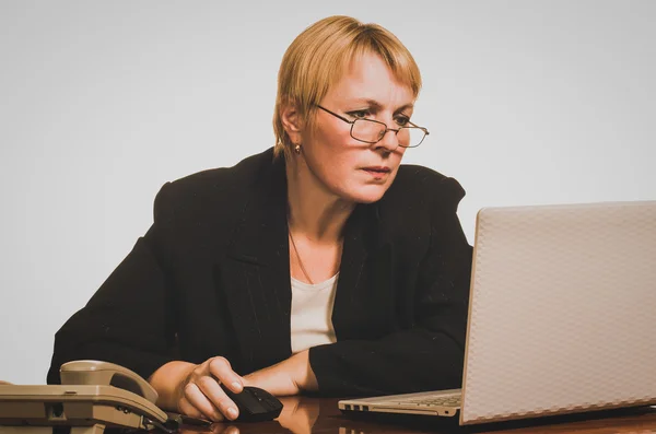 Mulher de negócios madura trabalhando com laptop — Fotografia de Stock