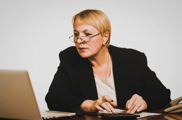 Olgun iş kadını olgun işkadını adlı bir hesaplama kullanma 