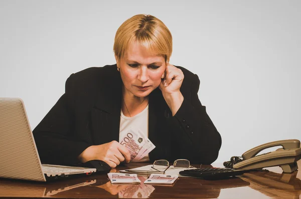 Volwassen zakenvrouw het geld tellen — Stockfoto