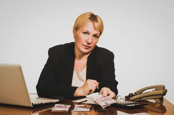 Mature businesswoman offering money — Stock Photo, Image