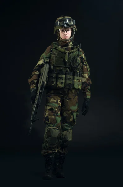 Nato-Soldat in voller Ausrüstung. — Stockfoto