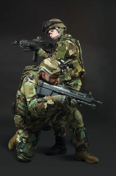 НАТО солдата в повній екіпіровці. — стокове фото