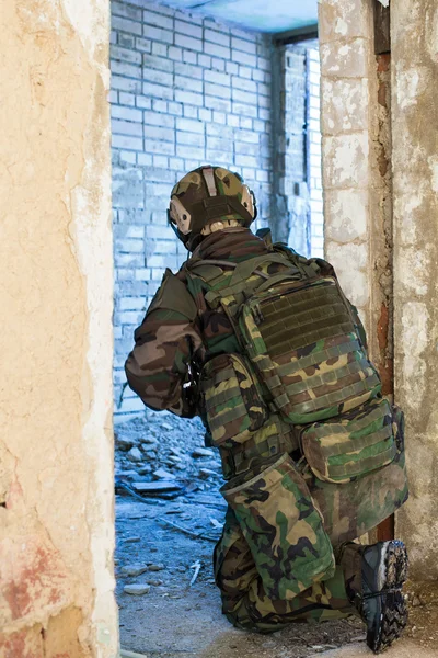 NAVO soldaat in volle gang. — Stockfoto