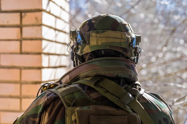 Soldado da NATO em plena marcha . — Fotografia de Stock