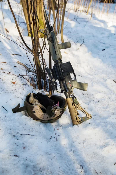 Rifle with helmet — Stock Photo, Image