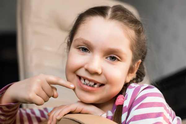 Chica con aparatos dentales — Foto de Stock