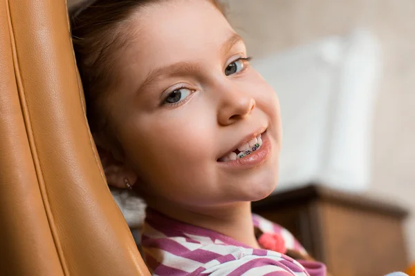 Ragazza con apparecchio dentale — Foto Stock