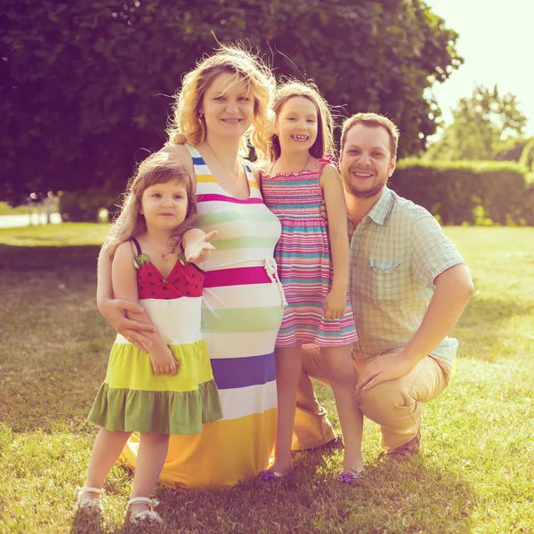 Lycklig familj — Stockfoto