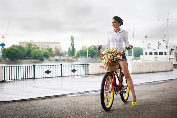 Γυναίκα με ποδήλατο — Φωτογραφία Αρχείου