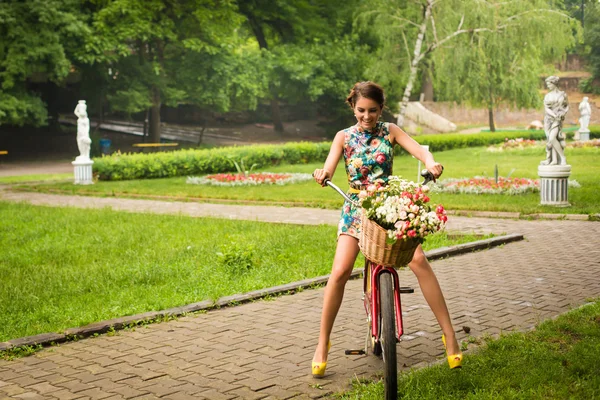 Kvinna med cykel — Stockfoto