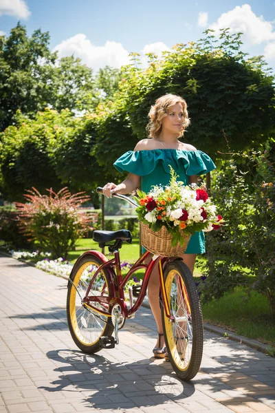 Kvinna med cykel — Stockfoto