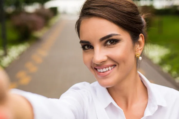 Aantrekkelijke modieus meisje. — Stockfoto