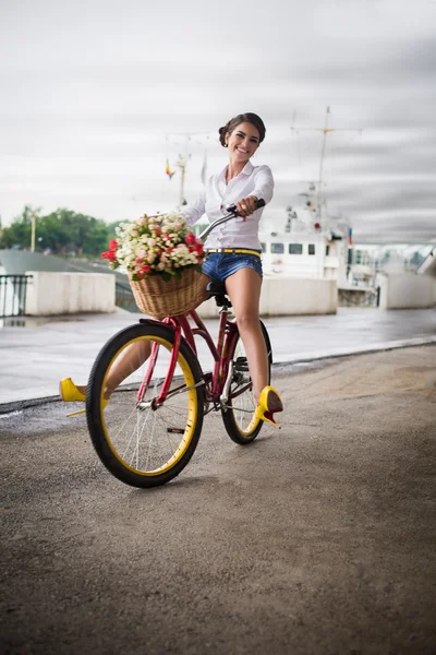 Kvinna med cykel — Stockfoto