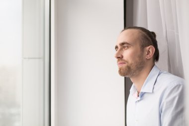 Hanfsome adamın pencerenin yanında