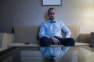 Televizyon izleyen adam.