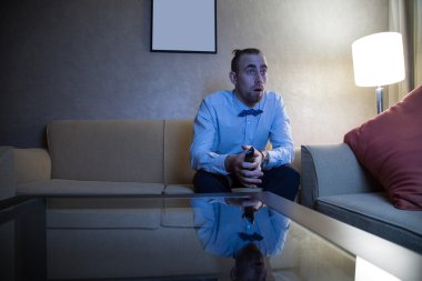 Televizyon izleyen adam.