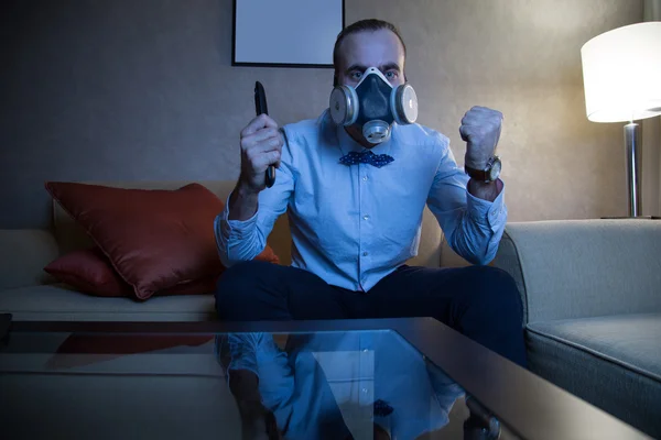 テレビを見て人工呼吸器の男 — ストック写真