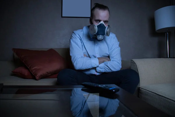 Man in gasmasker Tv kijken — Stockfoto