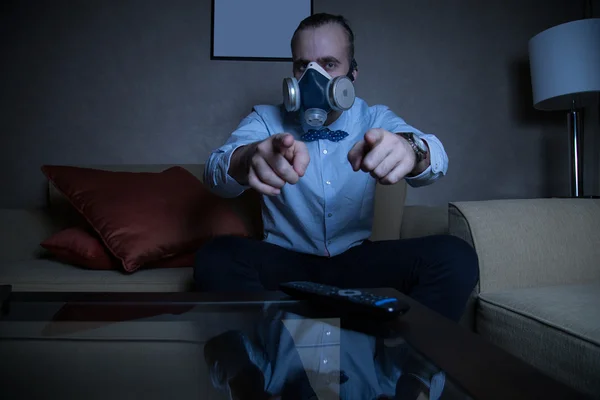 テレビを見て人工呼吸器の男 — ストック写真