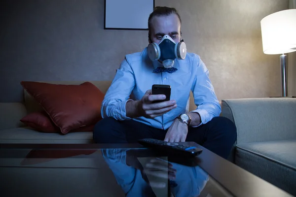 Homme en respirateur regardant la télévision — Photo