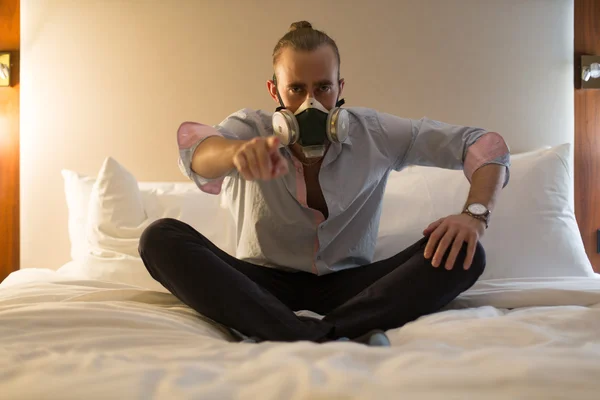 Homem no respirador na cama — Fotografia de Stock
