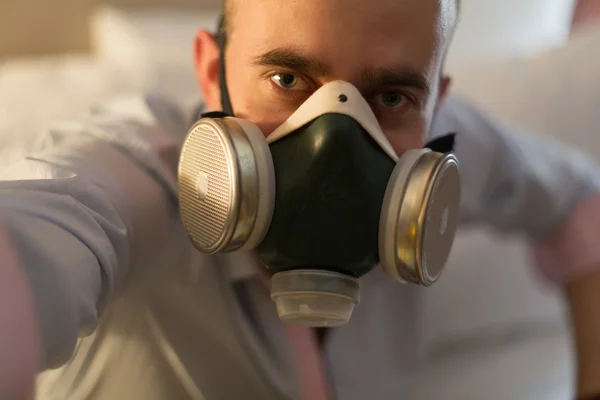 Man in respirator on the bed — Stock Photo, Image