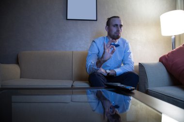 Televizyon izleyen adam.