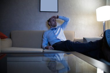 Televizyon izleyen adam.