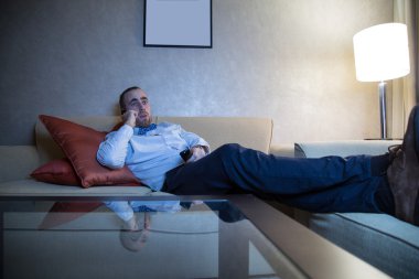 Televizyon izleyen adam.