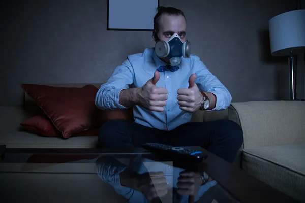 Homme en respirateur regardant la télévision — Photo