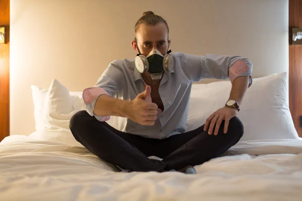 Homem no respirador na cama — Fotografia de Stock