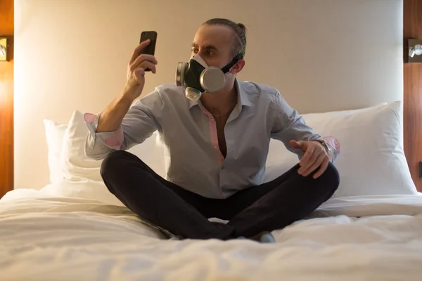 Homme en respirateur sur le lit — Photo