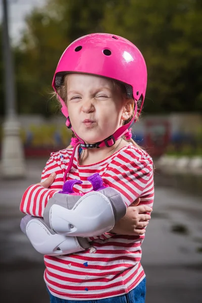 Roller ragazza in casco — Foto Stock