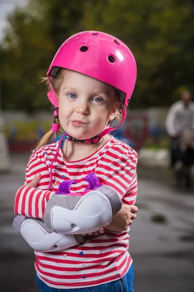 Roller ragazza in casco — Foto Stock