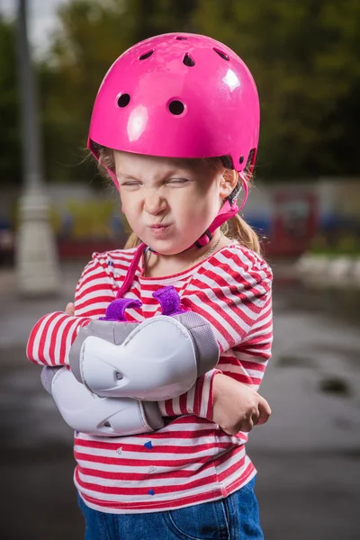 Roller ragazza in casco — Foto Stock