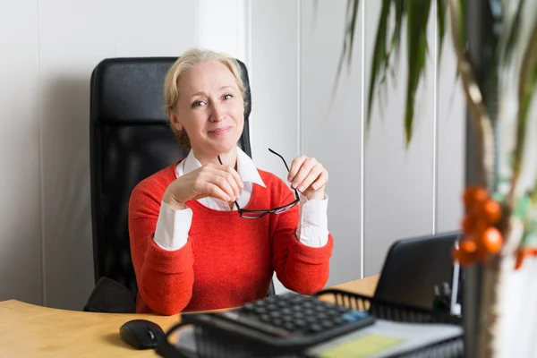 Mujer de negocios bonita — Foto de Stock