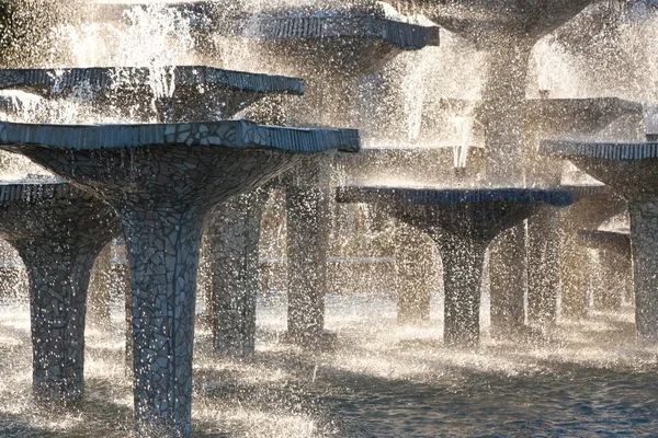 Stone fontein met water druipen Stockfoto