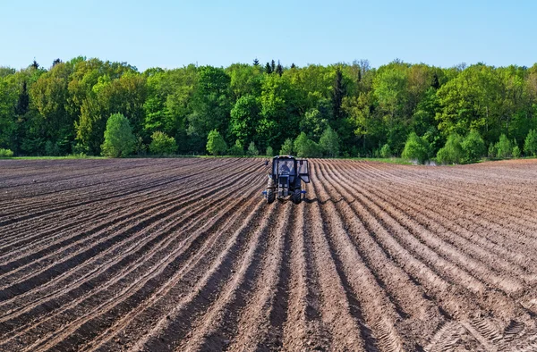 Traktor kocák tavaszi szántott területen. Stock Kép