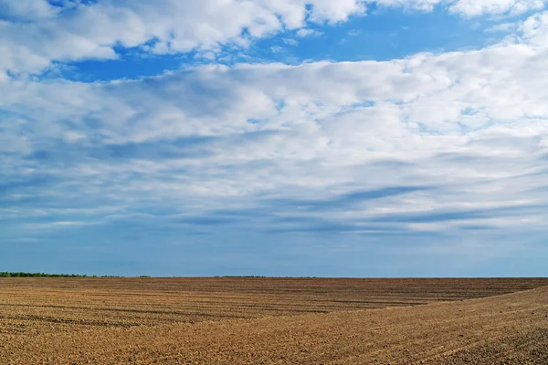 Campo primaverile arato . — Foto Stock