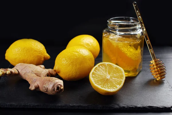 Лимоны, мед и имбирь — стоковое фото
