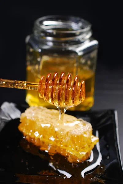 Méhsejt kanál és a méz üvegedénybe — Stock Fotó