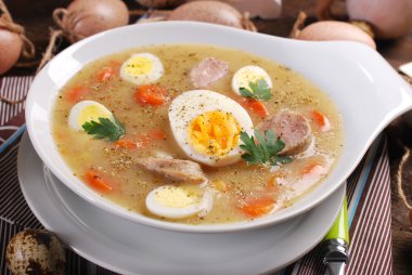 geleneksel Paskalya beyaz pancar çorbası