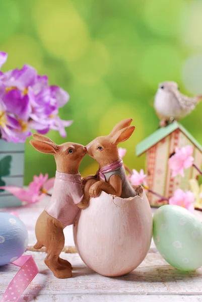 Tarjeta de Pascua con besos de conejos en el fondo de primavera —  Fotos de Stock