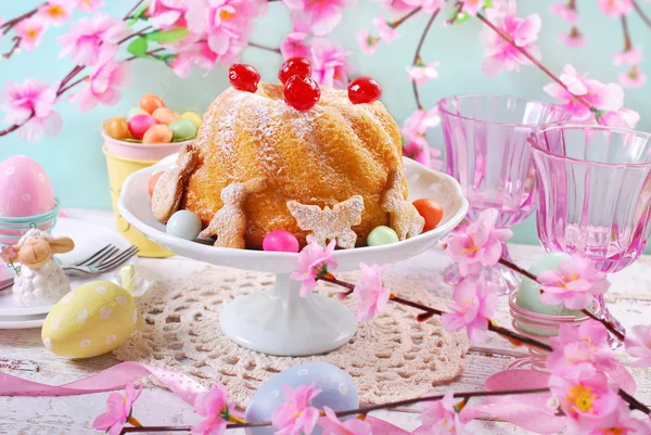 Osterringkuchen mit Kirschdekor und Puderzucker — Stockfoto