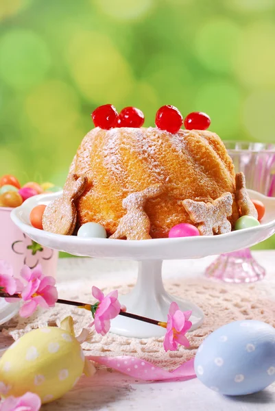 Wielkanocne ciasto pierścień wiśnia wystrój i cukru pudru — Zdjęcie stockowe