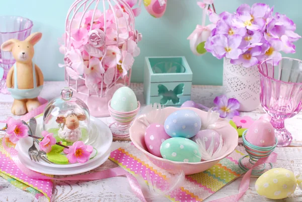 Decoração de mesa de Páscoa em cores pastel — Fotografia de Stock