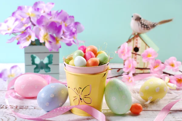 Easter pastel colors decoration with candy eggs in small bucket — Stock Photo, Image