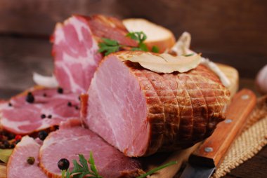 kırsal arka plan üzerinde taze füme jambon parçaları