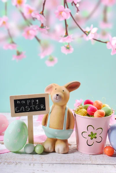 Carta pasquale con coniglio di argilla e decorazioni su sfondo menta — Foto Stock
