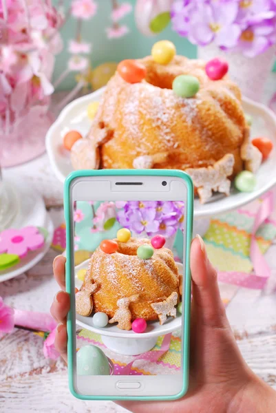 Tomar una foto de pastel de anillo de Pascua por teléfono inteligente —  Fotos de Stock